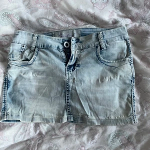 Ljusblå jeanskjol - Super snygg ljusblå jeanskjol, den är lågmidjad och vintage! Superfint skick!