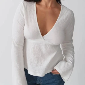 Ginatricot tie top - Säljer den snyggaste toppen från ginatricot💞 använd fåtal gånger, storlek xs. Slutsåld!💋 säljer för att den tyvärr är för liten🥹