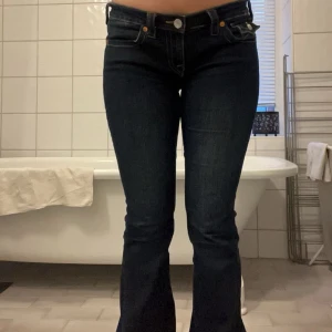 True Religion jeans - Fina jeans från True Religion. Köpta på nelly för ca 1300kr och sparsamt använda. Strl 27 i midjan, och jag som är 167 cm behöver vika upp dom. Kom gärna med prisförslag 💕