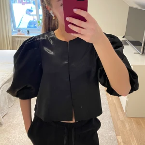 Topp/blus - Säljer denna topp/blus som liknar By Malina Cleo💕Använd ett fåtal gånger så skicket är fint 