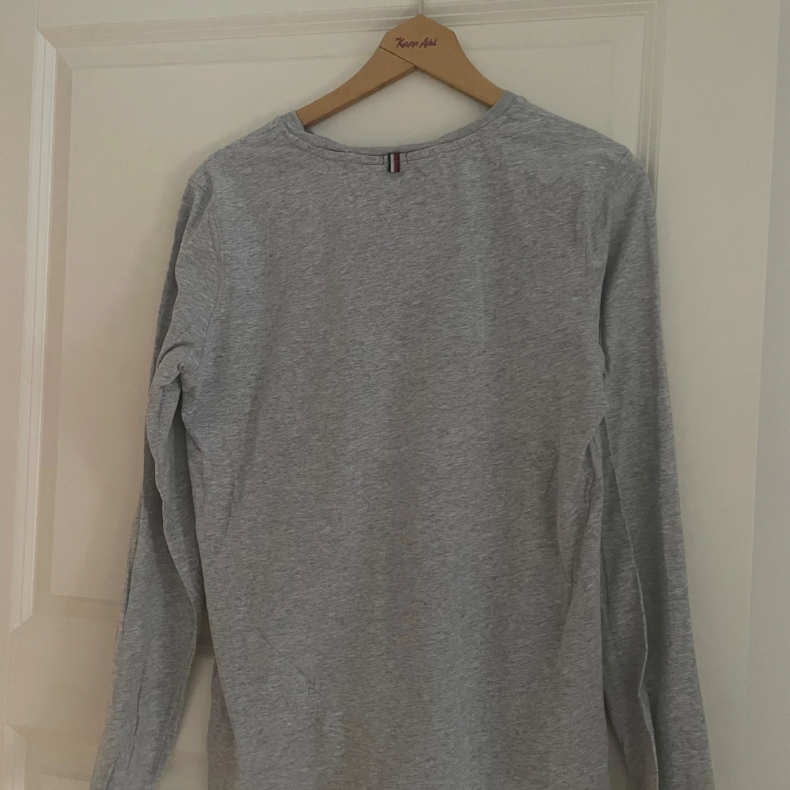 Grå långärmad tröja från Tommy Hilfiger - 1