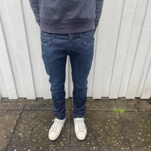 Replay jeans Anbass  - Säljer ett par snygga jeans från Replay i modell Anbass. Jeansen är i nyskick förutom att storlekslappen är avklippt. Det är storlek W30/L32. Vid minsta fråga eller fundering är det bara att höra av sig🙌