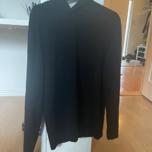 Svart hoodie från Vince - Säljer en stilren svart hoodie från Vince. Den har en klassisk design med långa ärmar och en bekväm passform. Kashmir hoodie från Vince nypris strax över 4000kr!