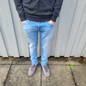 Nudie jeans  - Säljer ett par snygga Nudie jeans i modell skinny lin. Jeansen är i mycket bra skick och har inga defekter. Det är storlek W27/L30. Vid minsta fråga eller fundering är det bara att höra av sig🙌😁