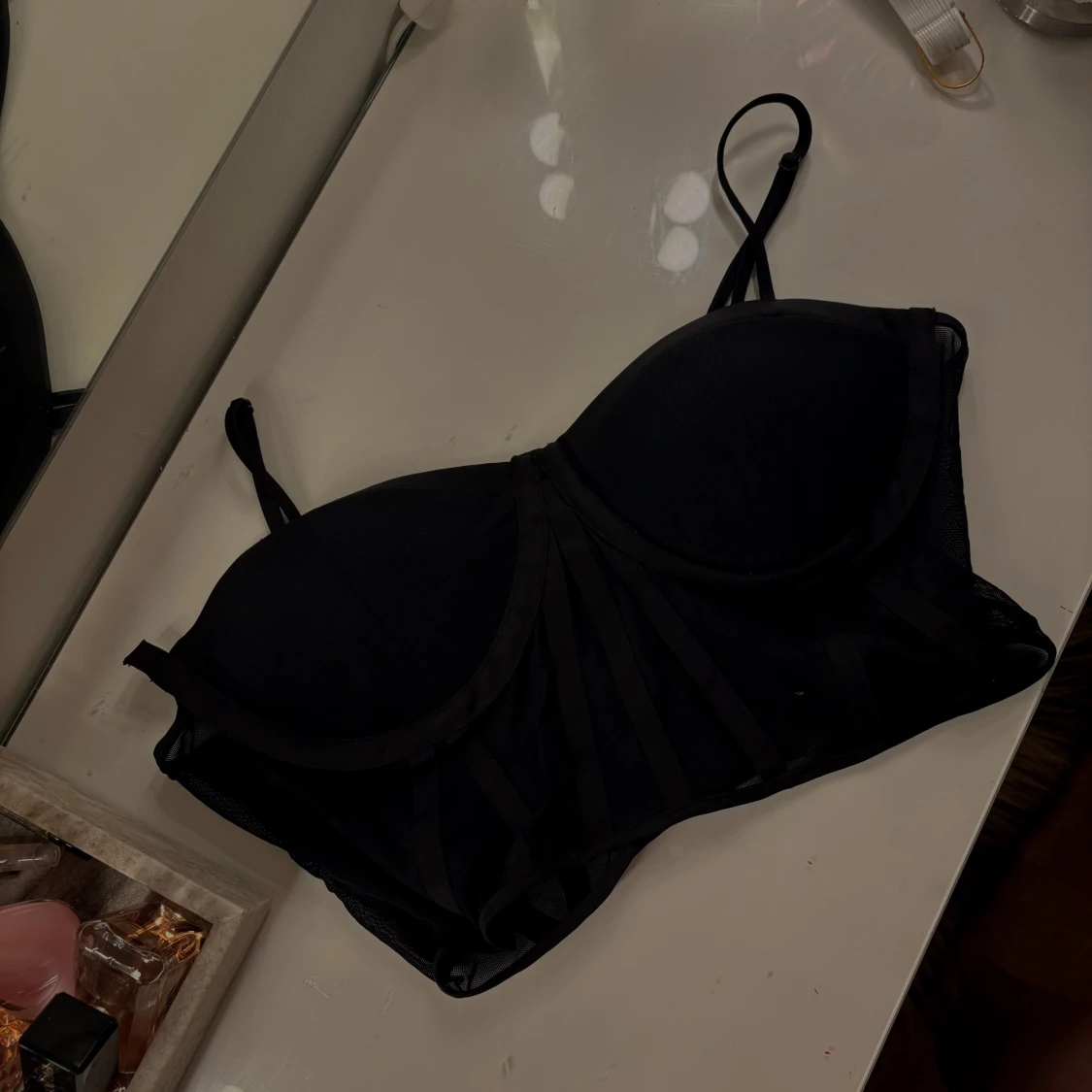 Svart blus med spetsdetaljer och svart korsett top - 2