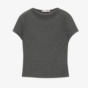 Grå stickad topp - Snygg och trendig grå stickad topp från pull and bears med korta ärmar och en croppad passform. Perfekt för en stilren look. Toppen är mjuk och bekväm, vilket gör den idealisk för både vardag och speciella tillfällen. Dent även ganska liten i storlek så rekommenderar att gå upp 1 eller 2, aldrig andvönt prislappen är kvar