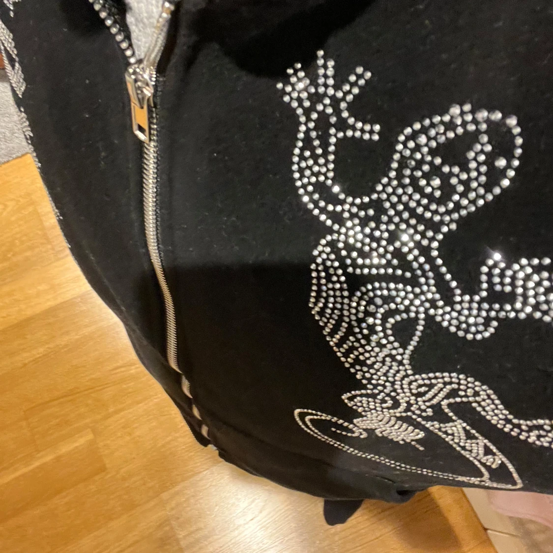 Svart hoodie med glittrig ödla - 2