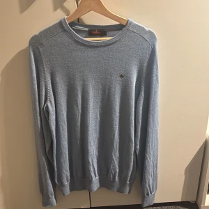 Ljusblå tröja från Morris - Sljer en ljusblå crewneck från morris. Den är storlek L men passar M. OBS den har ett liten hål vet ena armbågen som man kan se i sista bilden.