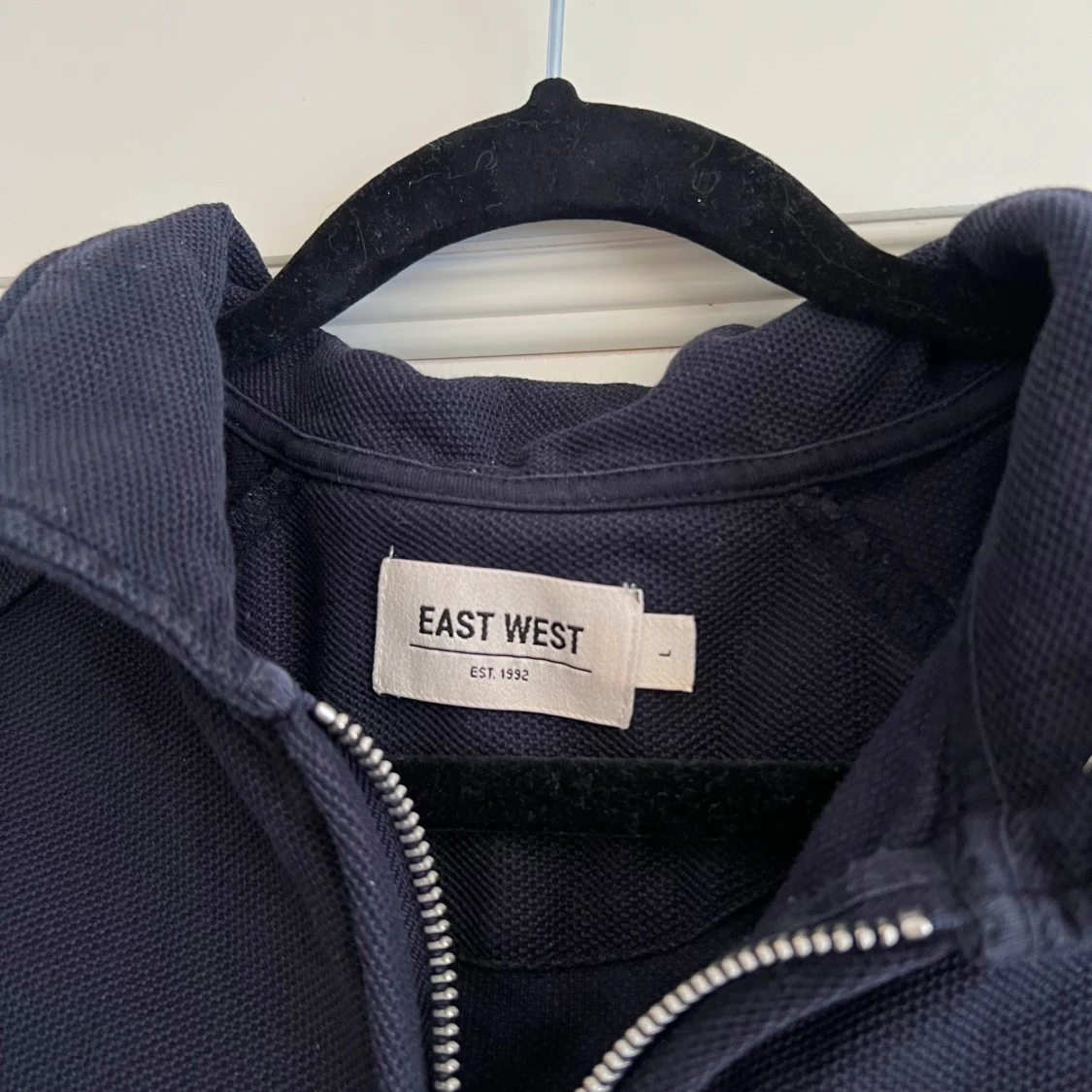 Mörkblå tröja med dragkedja från East West - 1