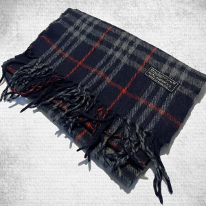 Blå burberry scarf - STEAL! Säljer denna blåa Burbuerry scarfen. Skick 10/10, väldigt snygg scarf som går att ha på sig till allt möjligt! Skriv till mig vid frågor!