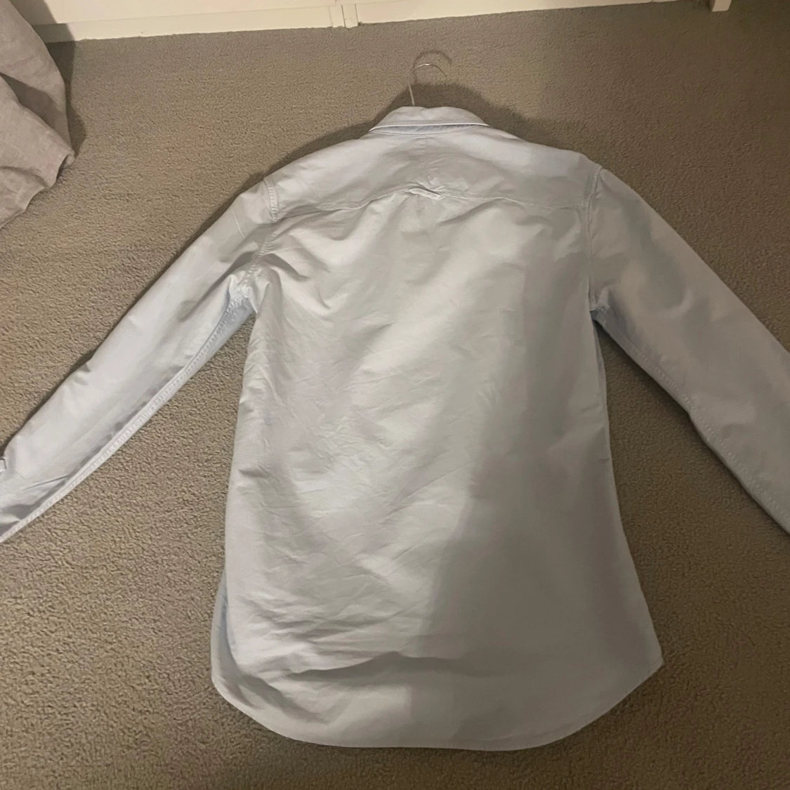 Ljusblå skjorta med broderad logga - 2