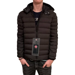 Colmar jacka - Tja säljer nu denna jacka i storlek 48 som sitter som S/M.  Den är helt ny med tags kvar. Bara att hör av sig vid frågor eller annat✅nypris ligger runt 5500kr för dessa!