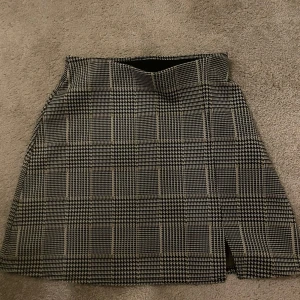 Rutig Mini-kjol från HM - Rutig Mini-kjol från HM. Högmidjad med resår upptill. Finns inga tecken på användning. 