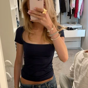 Svart topp - Snygg svart topp från lager157 med urringning och korta ärmar!🙏🏻 