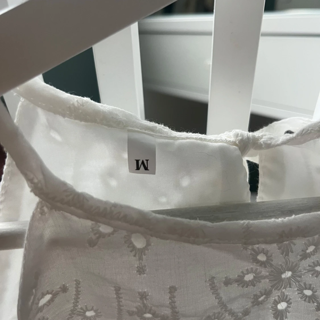 Vit ärmlös blus med broderi - 2