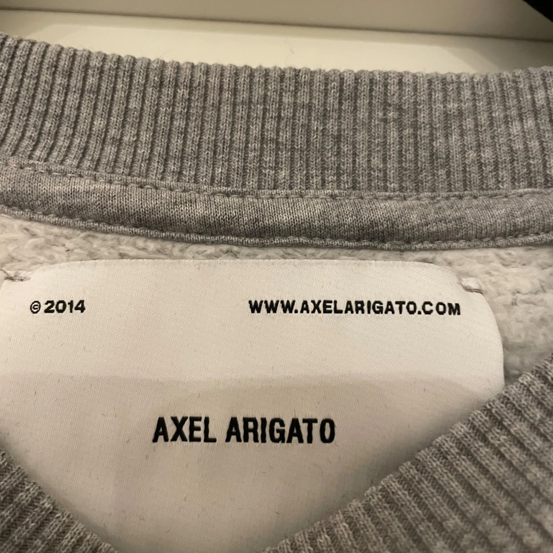 Grå sweatshirt från Axel Arigato - 3