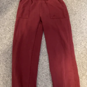 Vinröda byxor med resårmidja - Snygga vinröda byxor från 157 med resårmidja för extra komfort. Byxorna har en avslappnad passform och praktiska fickor framtill. Perfekta för en casual look.