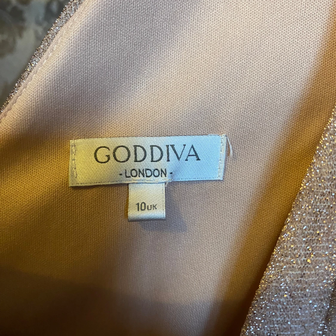 Glittrig rosa klänning från Goddiva - 2