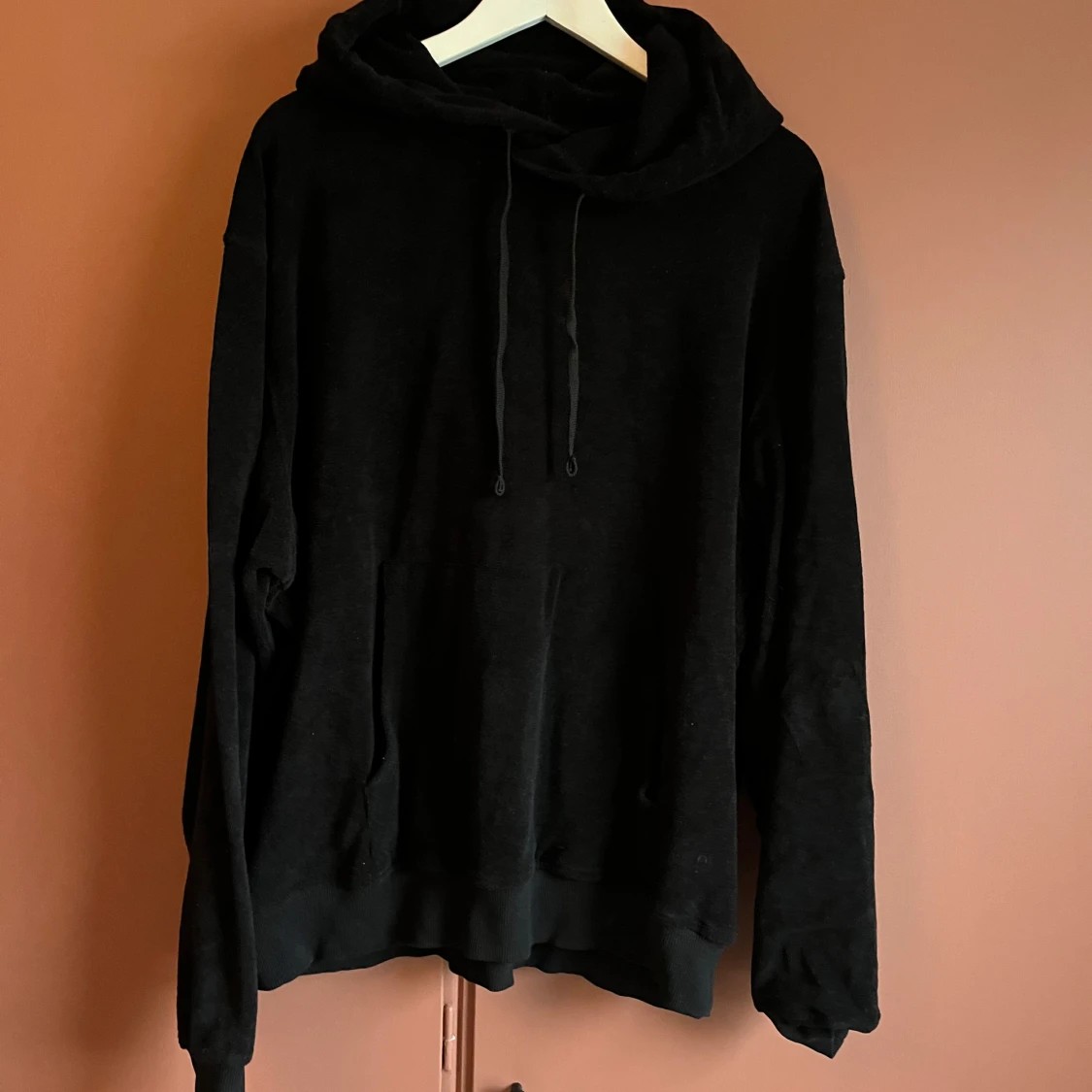 Svart hoodie från Nikben