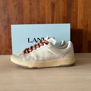 Lanvin Curb Lite - Fint skick, lite smutsiga, men kan enkelt fixas med en mocka borste. Storlek 44. Pris ej hugget i sten. Självklart äkta!