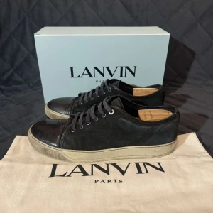 Lanvin - Ett par riktigt snygga lanvins i bra skick, enda deffekten är att dem är smutsiga storlek 45. Box och dustbag medkommer. Hör av er vid fler frågor.
