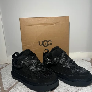 Ugg Lowmel  - Mattsvarta Ugg Lowmel! Storlek 38 