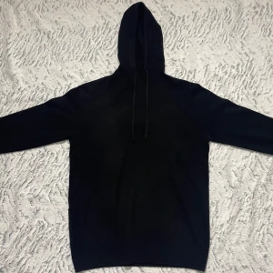 Svart Kashmir hoodie - Svart Kashmir hoodie! Storlek S, passar S-XS! Helt ny, aldrig använd! Skriv vid frågor!
