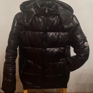 Moncler maya  - Moncler maya i storlek M. Skriv ifall du har fler frågor eller funderingar, mvh.