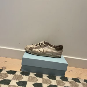 Beige sneakers med snörning - Snygga beige sneakers med snörning och en stilren design. Perfekta för en avslappnad stil. Skorna har en låg profil och en bekväm passform.