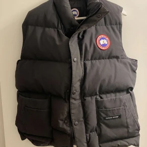 Canada goose väst - Canada Goose Väst   Säljer denna Canada Goose väst som jag köpte från Johnells år 2018. Jättebra skick, kan skicka fler bilder på begäran.  Storlek M