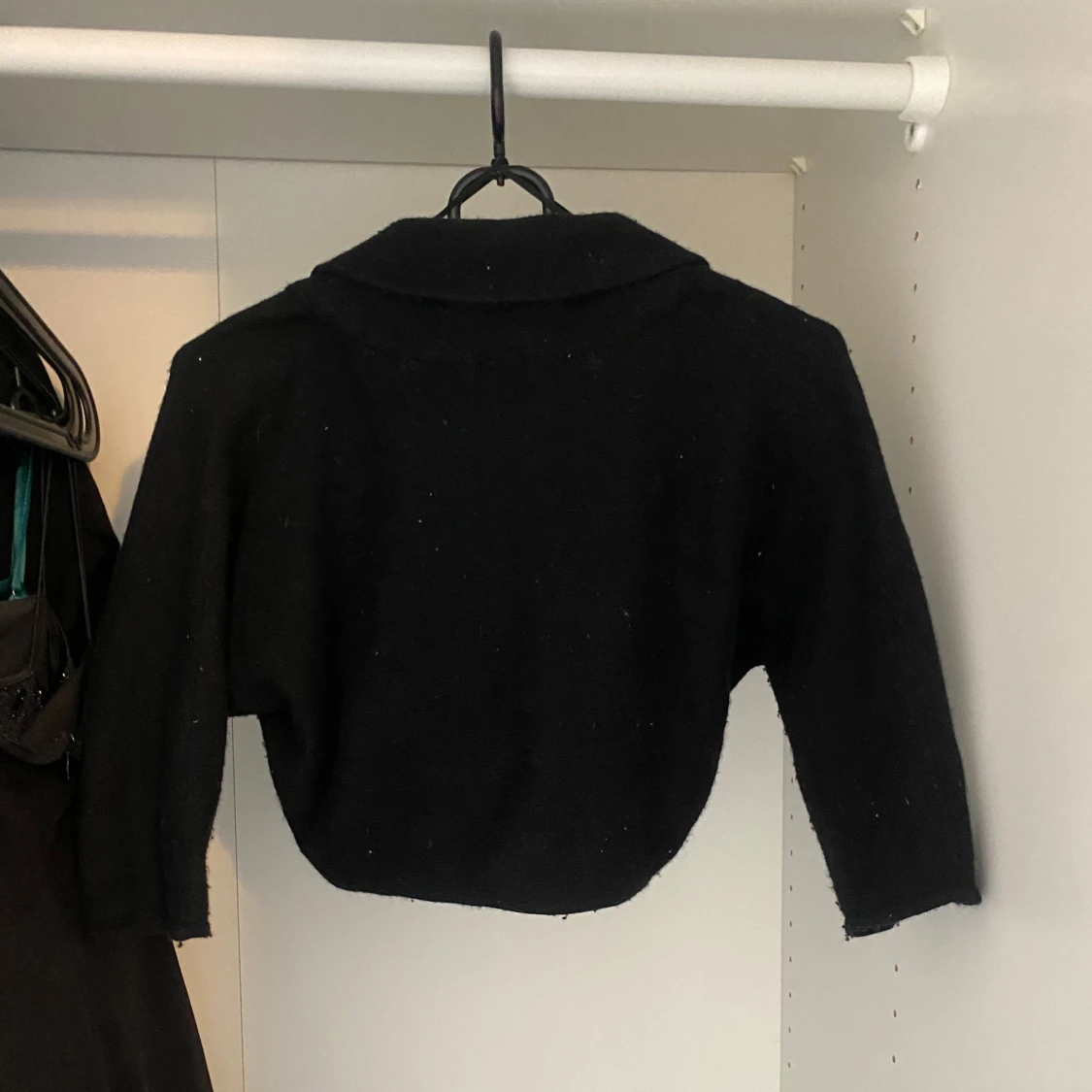 Svart bolerotopp med knapp - 3