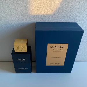 Swiss Arabian Shagaf Oud Azraq - Säljer min Azraq oud pågrund ut av att jag fick 2 av dessa på min födelsedag. Jag har inte använt slut min första så jag säljer denna för att den ska slippa stå och damma på hyllan. Den har använts få spray så det är ungefär 74/75 ml kvar. Denna doft är en kryddig och oud doft som jag får mycket komplimanger av. Ny pris 700kr på notino. Pris är inte hugget i sten. Hör av dig vid fler frågor!
