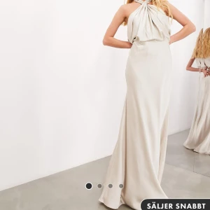 Champagnefärgad långklänning - Säljer denna superfina balklänning, helt oanvänd med lappar kvar. Nypris 1569