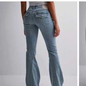 True religion jeans  - Säljer mina true religion jeans, använt en del men väldigt fint skick fortfarande i storlek W26! Dom är uppsydda (se sista bilden) några cm kortare och bra längd (lite långa men funkar) för mig som är 160, pris kan diskuteras!