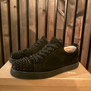 Christian Louboutin Skor  - Säljer nu mina svarta christian louboutin skor. Skorna är i mycket bra skick och är väl omhändertagna. Jag har två olika äkthetsbevis, kvitto men även äkthets bekräftade från en känd reseller🤝. Hör av er vid frågor/pris👍