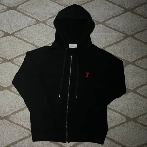 Svart Ami Paris zip up - Helt ny Ami Paris zip up! Storlek M, Skriv gärna vid funderingar eller mer info!