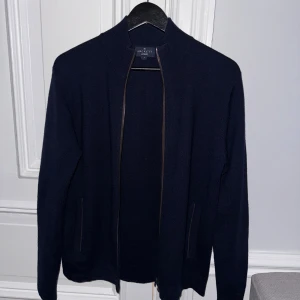 Hackett kofta - Säljer denna riktigt snygga stilrena mörkblåa kofta från Hackett i merinoull. | Skick: 10/10 | Nypris: 1500kr | Vårt pris: 799kr | Tveka inte att skriva vid minsta fråga! Mvh
