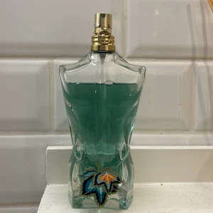 Paradise Garden Eau de Parfum 125 ml - Paradise Garden Eau de Parfum 125 ml. Nästan full. Ny pris 1600kr. Priset går att diskutera lite vid snabb affär. En perfekt sommar doft!! Luktar kokos och sött