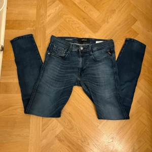 Replay Anbass  - Replay Anbass hyperflex w 32 L 32 Längd 102 cm  Midjemått 40x2 cm Sitter slim. Nypris runt 1800kr