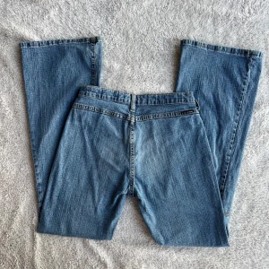 Lågmidjade jeans - Snygga blå bootcut jeans med lågmidja, och cool baksida utan fickor! Tvättas och stryks innan jag skickar! 💗
