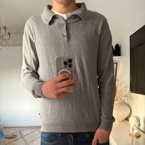 Grå pikétröja från Martinique - Säljer en stilren grå pikétröja från Martinique. Tröjan har långa ärmar och en klassisk krage med knappar framtill. Perfekt för en avslappnad men ändå uppklädd look. Vid frågor är det bara skriva, priset kan diskuteras vid en snabb affär!! Mvh Liam!!!