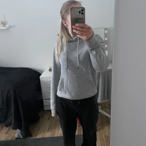 Grå hoodie från Jack & Jones - Säljer en grå hoodie från jack and jones, använd få gånger. Skriv om du är intresserad