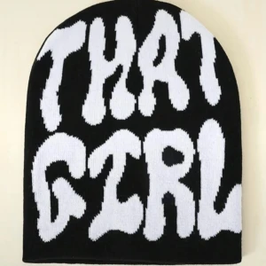 Svart och vit Beanie  - Cool svart Beanie med stor vit text 'THAT GIRL' i ett vågigt typsnitt. Perfekt för att göra ett statement under kyliga dagar.