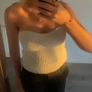 Vit ribbad tubtopp från Gina Tricot🤍 - Säljer en stilren vit ribbad tubtopp från Gina Tricot. Perfekt för varma dagar eller som ett lager under en jacka. Toppen är ärmlös och har en tight passform som framhäver figuren. 🤍🤍