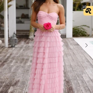 Rosa balklänning💗💗 - Jättefin rosa balklänning med volanger, passar perfekt till bal och bröllop som jag använde den till💗🌸 den är pyttelite kort på mig som är 170 men bara med någon cm, den är k storlek S💗pris kan diskuteras💗🌸