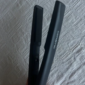 Svart plattång - Säljer min svarta plattång, då den inte kommit till användning. Kontakta mig för fler bilder eller vid eventuella frågor!🫶🏻