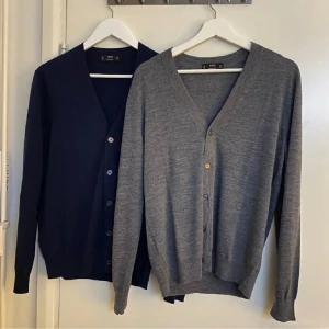 Grå och marinblå kofta från MNG - Två eleganta koftor från MNG i merinoull. En i grått och en i marinblått. Är vi väldigt bra skick 8/10. Säljer dem tyvärr för att de är för små för mig. Båda för 500 och en för 300
