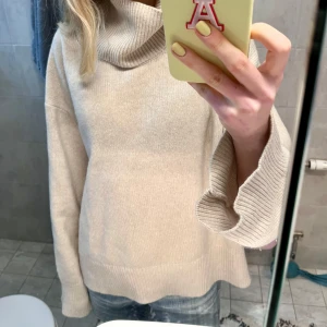 Dagmar tröja - Säljer denna sjukt snygga polotröjan från Dagmar! Liknar polotröjorna från soft goat 💝bra skick, storlek S men oversize så passar även M! Nypris ca 3000, mitt pris 600