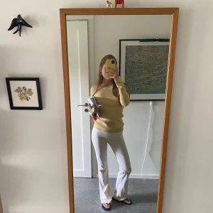 Yogapants - Crémevita yogapants från Gina Tricot