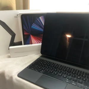 iPad, pencil och Magic Keyboard  - iPad Pro (12.9 tum ), (femte generationen), (128GB), (Wi-Fi +Cellular)   Pencil (2and generation)   Magic Keyboard (ipad PRO 12.9-inch)